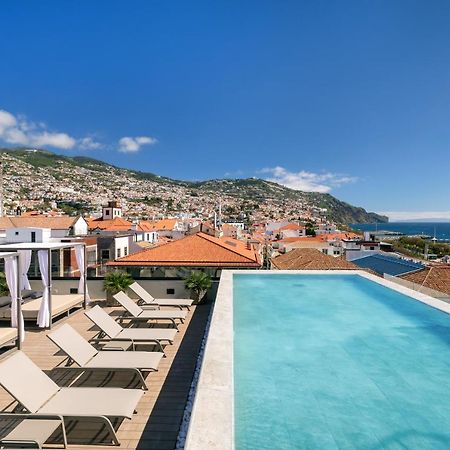 Отель Barcelo Funchal Oldtown Экстерьер фото The rooftop pool at the Hotel Porto Santo