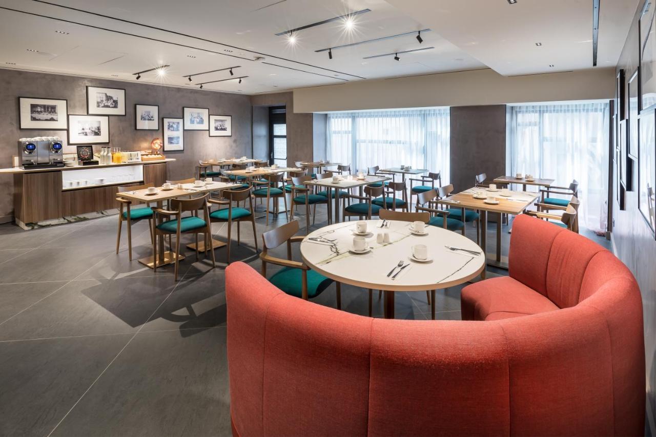 Отель Barcelo Funchal Oldtown Экстерьер фото The Lounge at Hong Kong International Airport