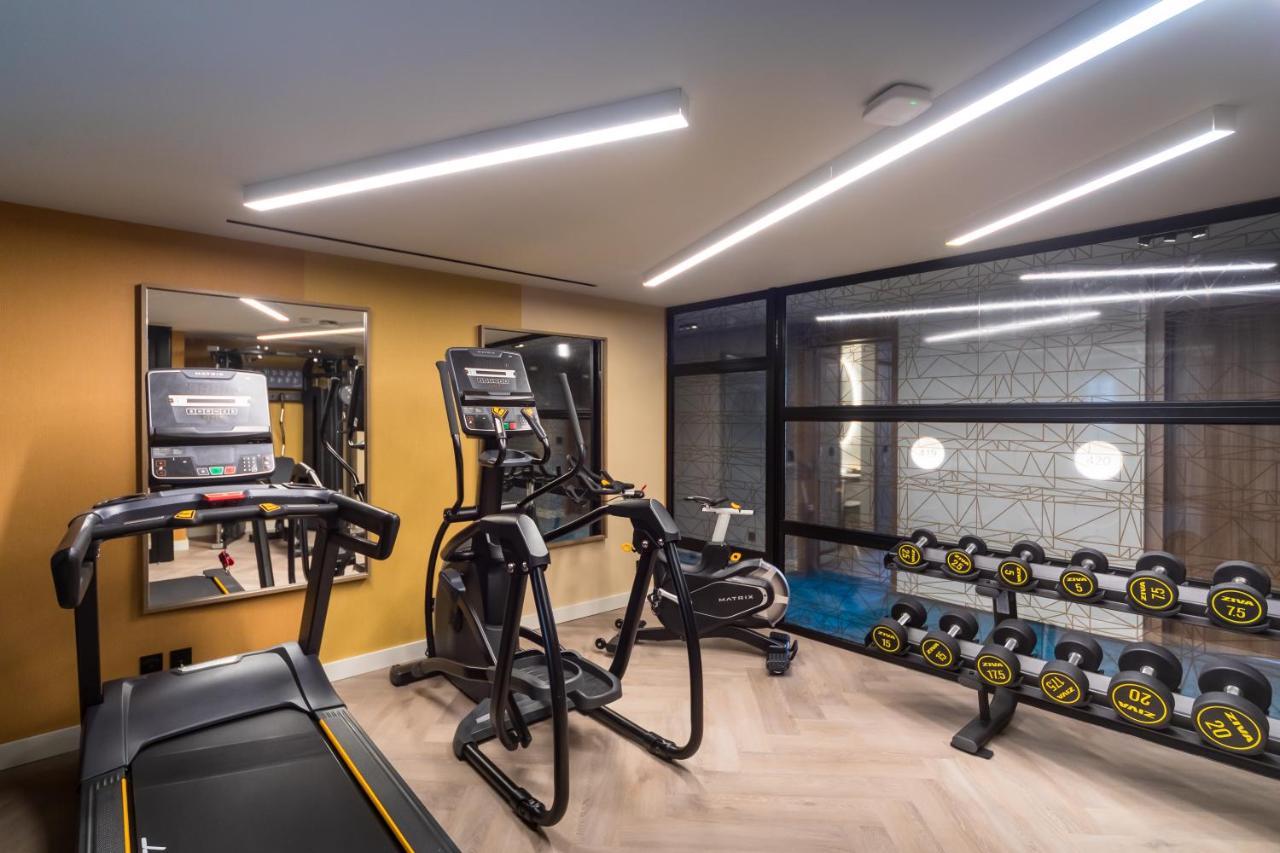 Отель Barcelo Funchal Oldtown Экстерьер фото The gym at the 2018 London Marathon Village