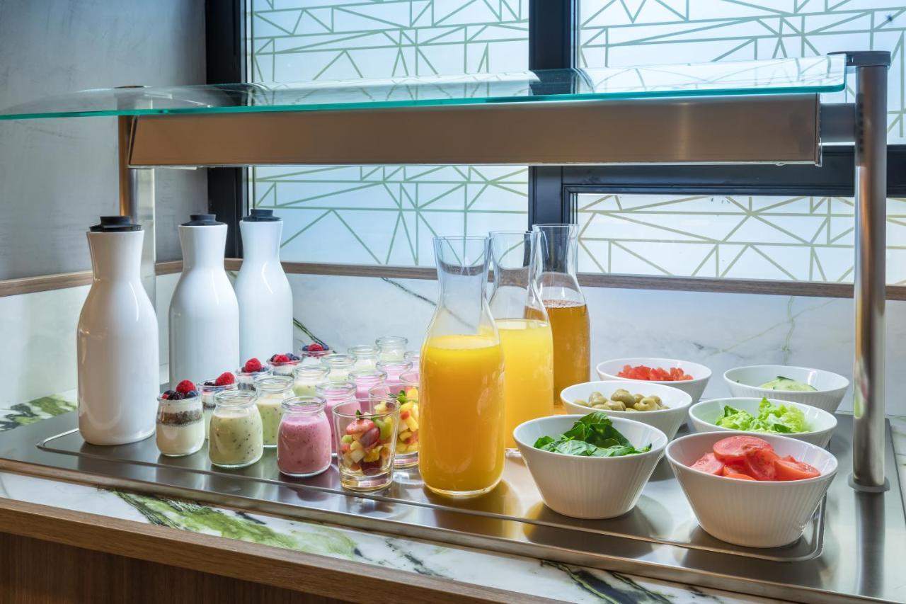 Отель Barcelo Funchal Oldtown Экстерьер фото A buffet at a hotel